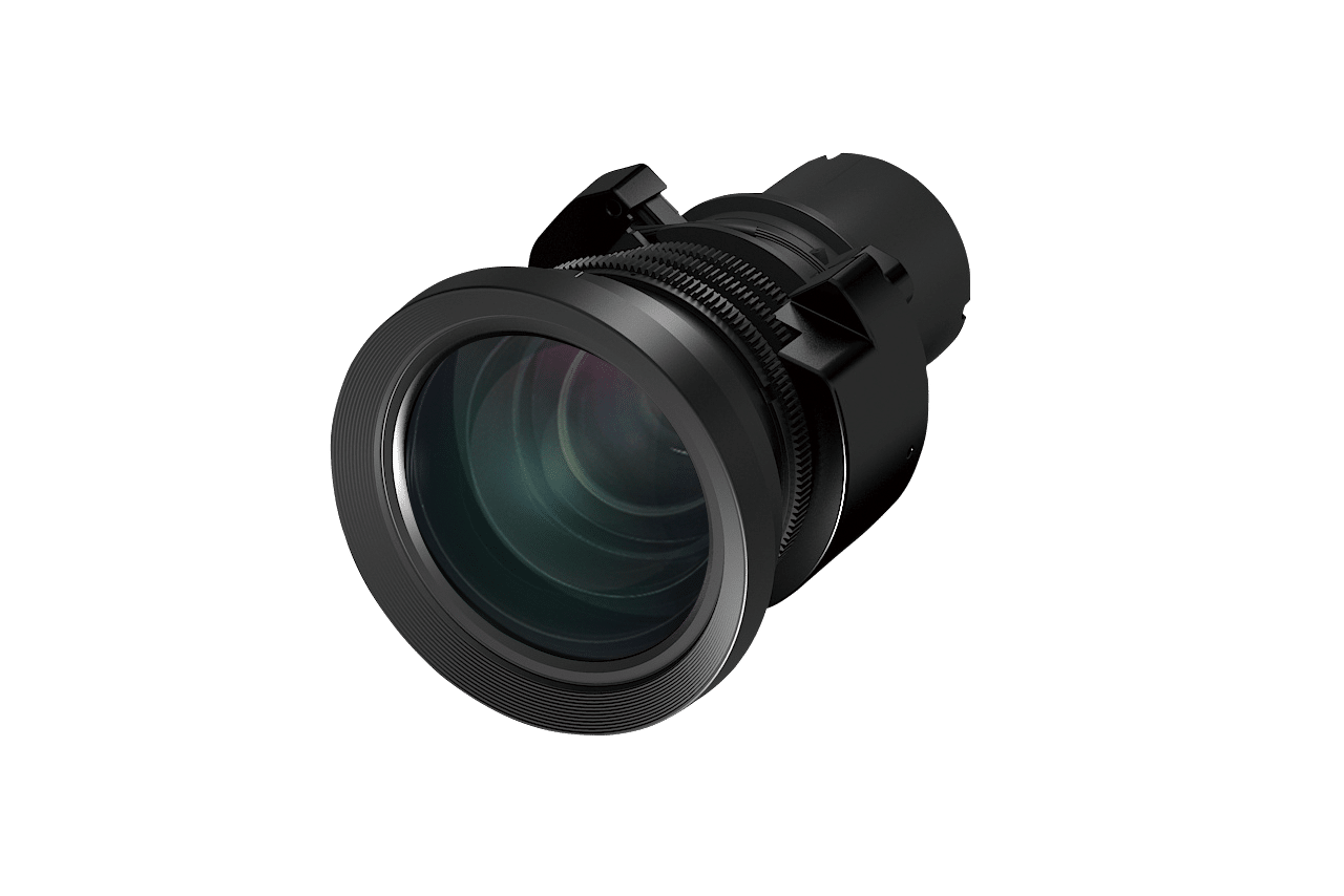 Nahaufnahme eines schwarzen Kameraobjektivs mit sichtbaren Glaselementen und detaillierten Rillen um den Zylinder, vor einem schlichten weißen Hintergrund.