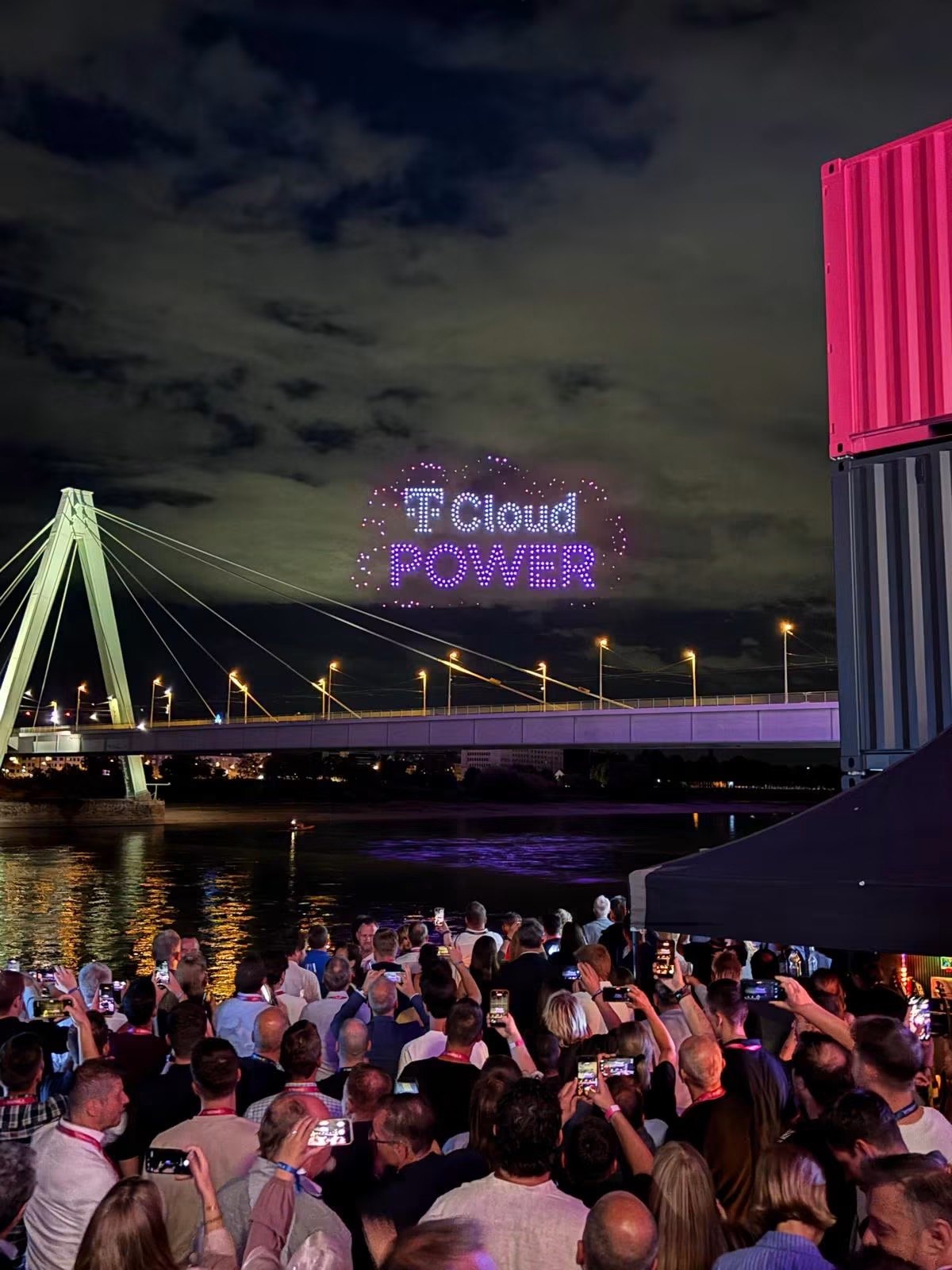 Drohnenshow Köln: Formation T Cloud POWER über dem Rhein zur Digital X 2026