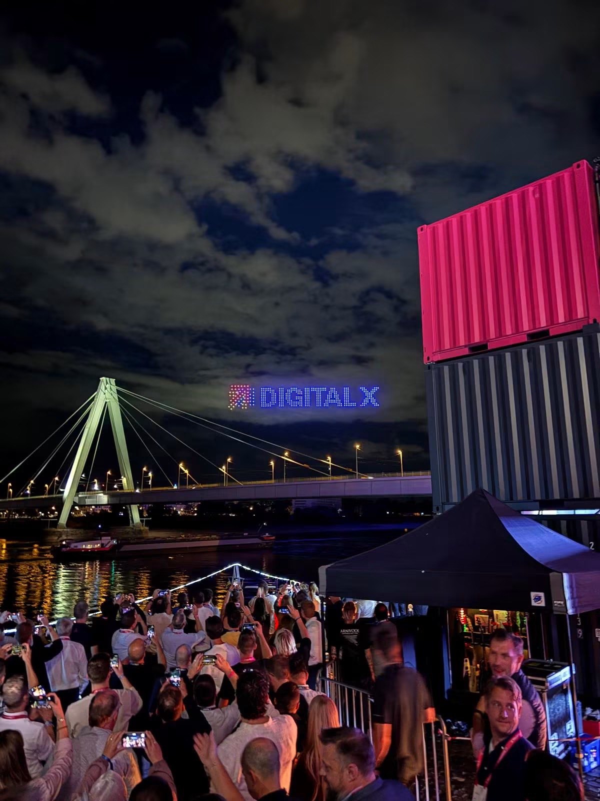 Drohnenshow der Telekom zur Digital X 2026: Schriftzug DIGITAL X über dem Rhein in Köln