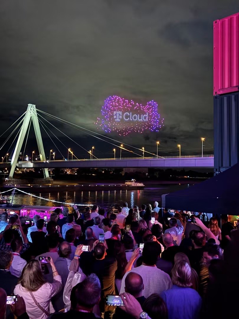 Drohnenformation T Cloud über der Severinsbrücke in Köln bei der Digital X 2026