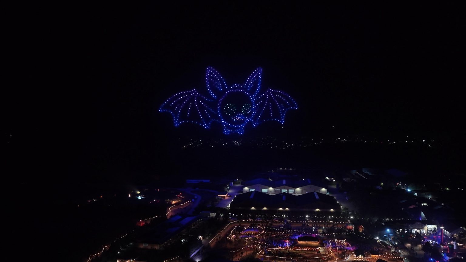 Halloween Drohnenshow bei Karls Gruselnacht 2026: Fledermaus aus Drohnen über Karls Erlebnis-Dorf