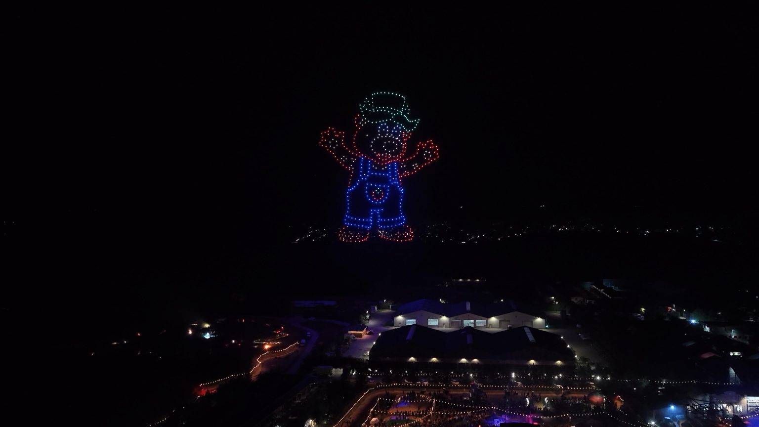 Drohnenshow Karls Gruselnacht 2026: Karls-Figur mit Hut und Latzhose aus Drohnen