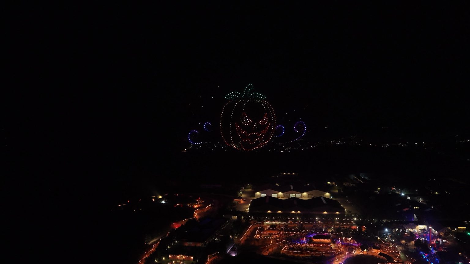 Halloween Drohnenshow bei Karls Gruselnacht 2026: Kürbis aus Drohnen über Karls Erlebnis-Dorf