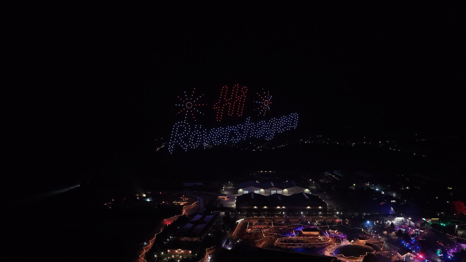 Drohnenshow Karls Gruselnacht 2026: Schriftzug mit Feuerwerk aus Drohnen